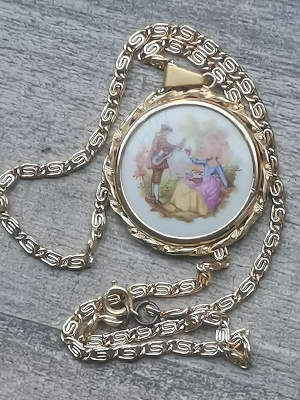 VINTAGE LIMOGES PORCELAIN PENDANT AND GOLD CHAIN