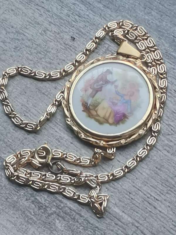 VINTAGE LIMOGES PORCELAIN PENDANT AND GOLD CHAIN