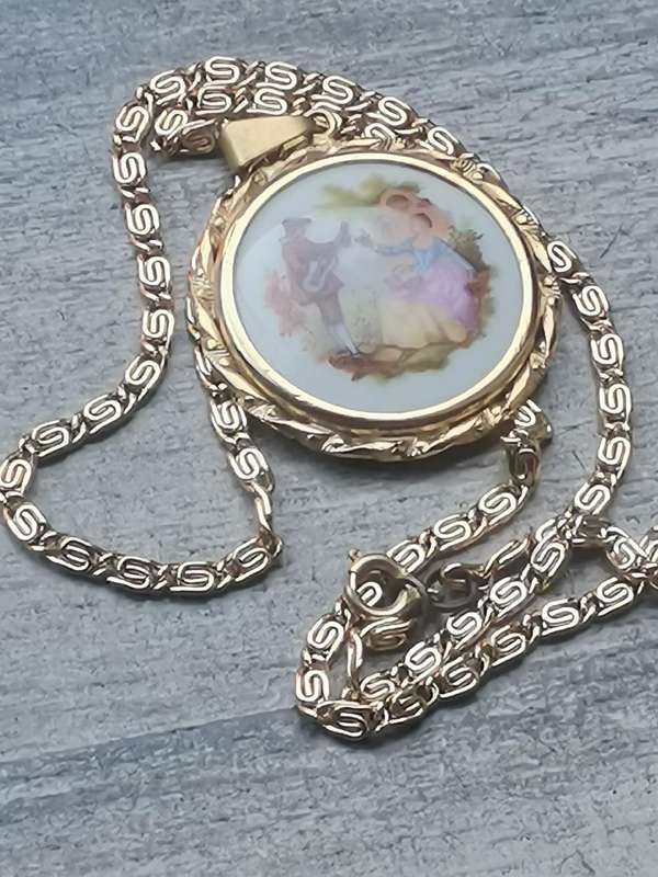 VINTAGE LIMOGES PORCELAIN PENDANT AND GOLD CHAIN