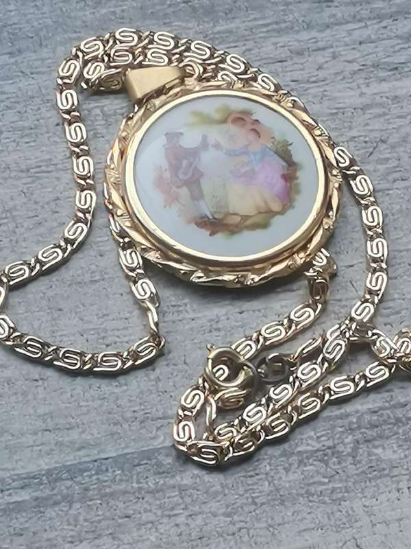 VINTAGE LIMOGES PORCELAIN PENDANT AND GOLD CHAIN