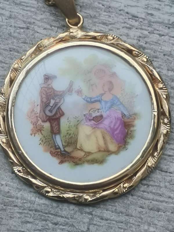VINTAGE LIMOGES PORCELAIN PENDANT AND GOLD CHAIN