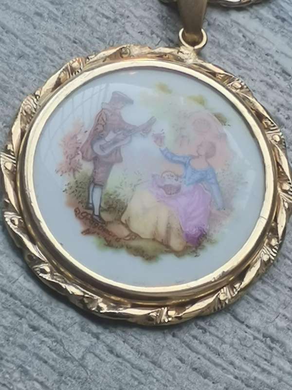 VINTAGE LIMOGES PORCELAIN PENDANT AND GOLD CHAIN