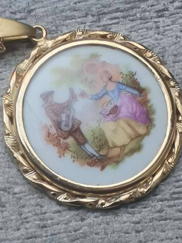 VINTAGE LIMOGES PORCELAIN PENDANT AND GOLD CHAIN