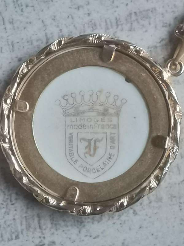 VINTAGE LIMOGES PORCELAIN PENDANT AND GOLD CHAIN