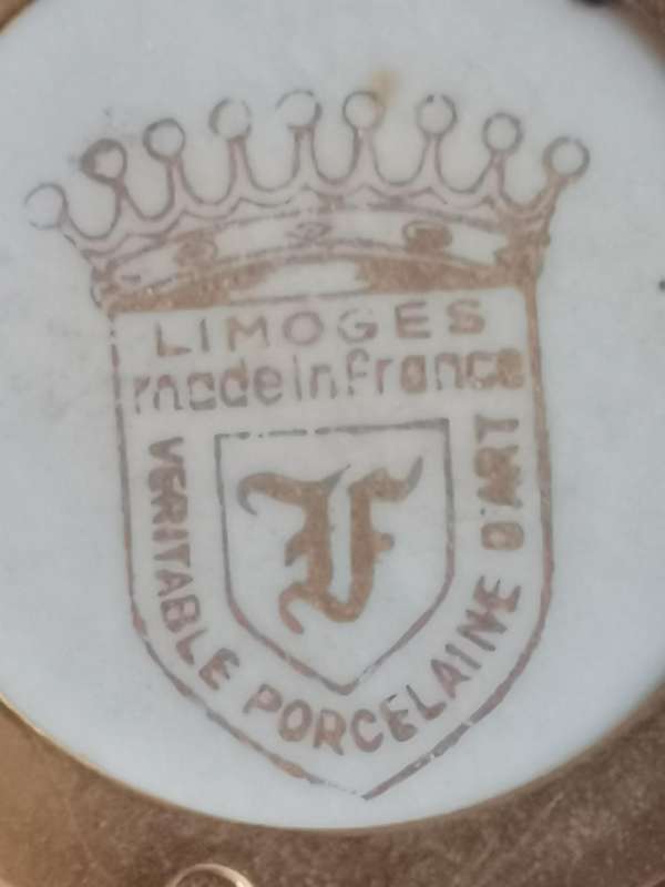 VINTAGE LIMOGES PORCELAIN PENDANT AND GOLD CHAIN