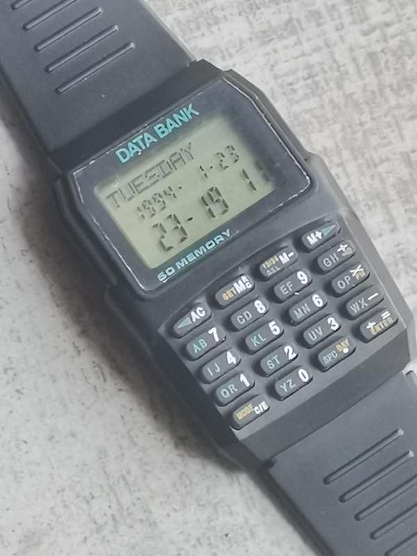 VINTAGE MENS DATA BANK DIGITAL WATCH IN EXCELLENT WORKING CONDITION