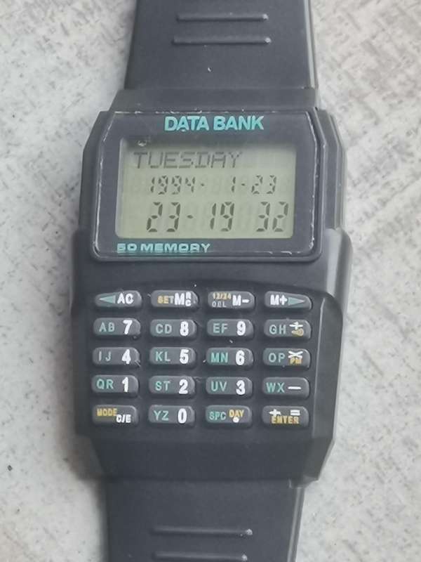 VINTAGE MENS DATA BANK DIGITAL WATCH IN EXCELLENT WORKING CONDITION