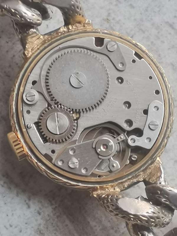 VINTAGE OLD ENGLAND LADIES SWISS MADE WATCH IN EXCELLENT WORKING CONDITION