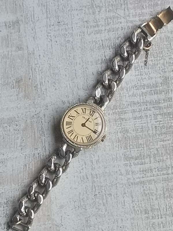 VINTAGE OLD ENGLAND LADIES SWISS MADE WATCH IN EXCELLENT WORKING CONDITION