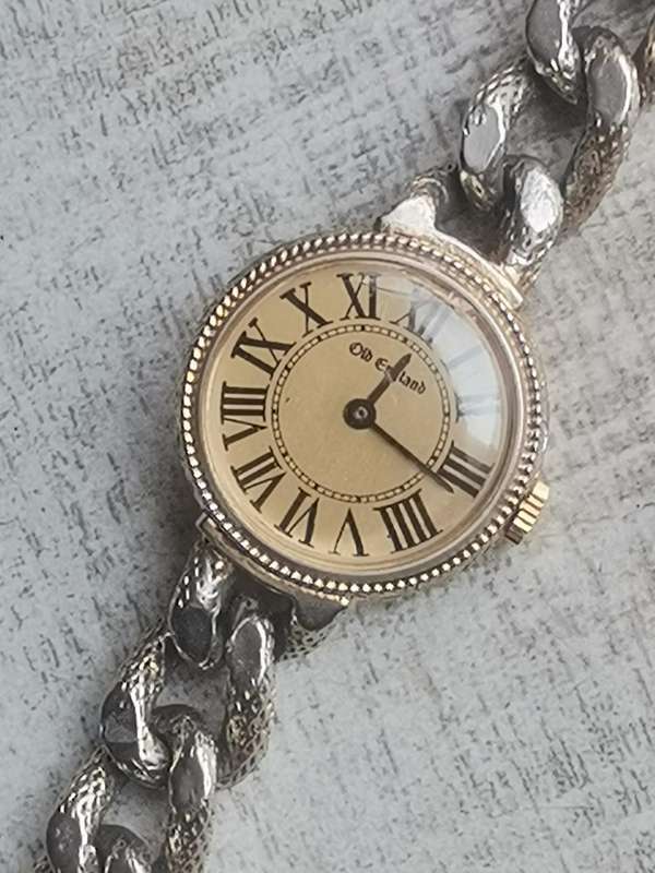 VINTAGE OLD ENGLAND LADIES SWISS MADE WATCH IN EXCELLENT WORKING CONDITION