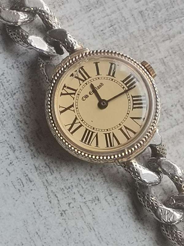 VINTAGE OLD ENGLAND LADIES SWISS MADE WATCH IN EXCELLENT WORKING CONDITION