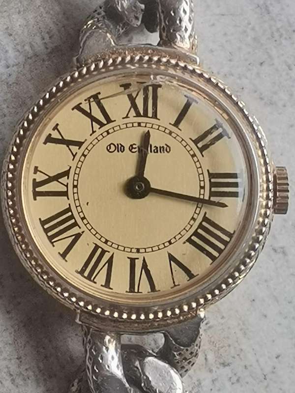 VINTAGE OLD ENGLAND LADIES SWISS MADE WATCH IN EXCELLENT WORKING CONDITION