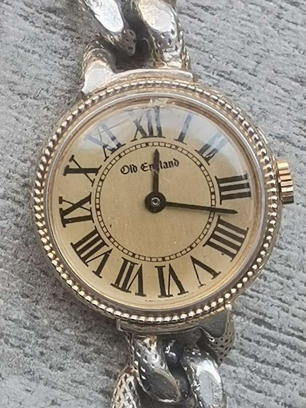 VINTAGE OLD ENGLAND LADIES SWISS MADE WATCH IN EXCELLENT WORKING CONDITION