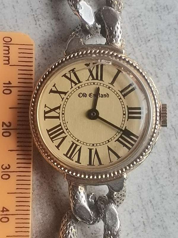 VINTAGE OLD ENGLAND LADIES SWISS MADE WATCH IN EXCELLENT WORKING CONDITION