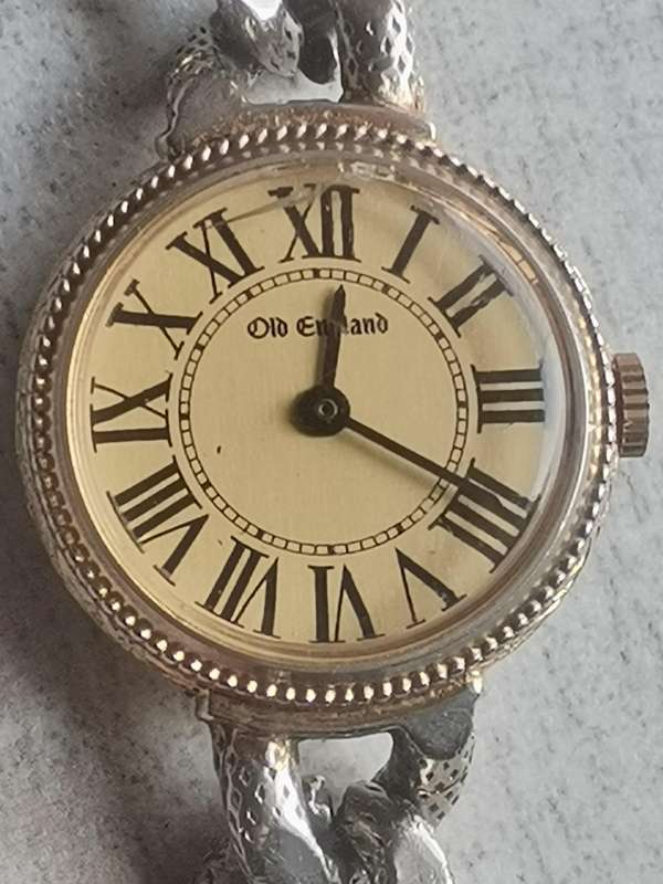 VINTAGE OLD ENGLAND LADIES SWISS MADE WATCH IN EXCELLENT WORKING CONDITION
