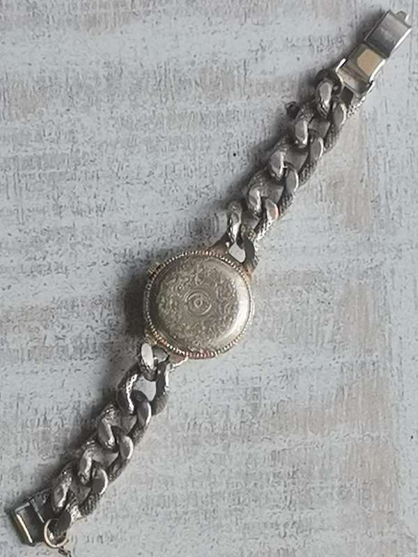VINTAGE OLD ENGLAND LADIES SWISS MADE WATCH IN EXCELLENT WORKING CONDITION