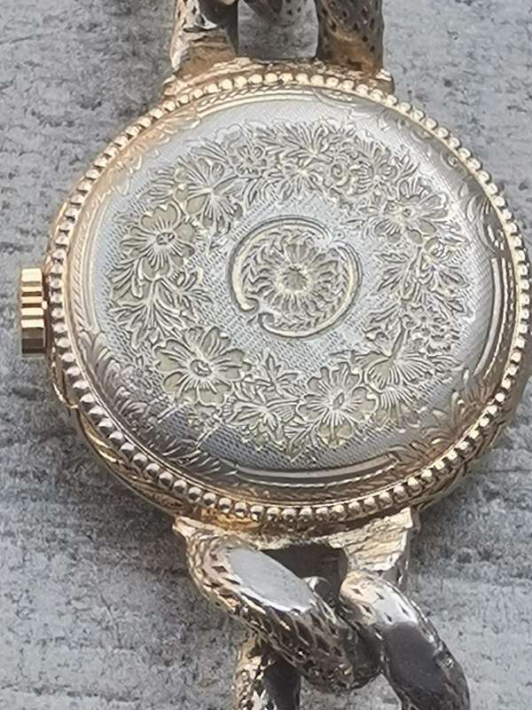 VINTAGE OLD ENGLAND LADIES SWISS MADE WATCH IN EXCELLENT WORKING CONDITION