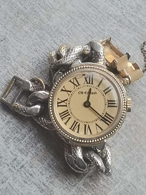 VINTAGE OLD ENGLAND LADIES SWISS MADE WATCH IN EXCELLENT WORKING CONDITION