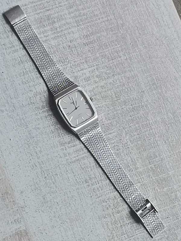 MENS VINTAGE PULSAR WATCH IN EXCELLENT WORKING CONDITION