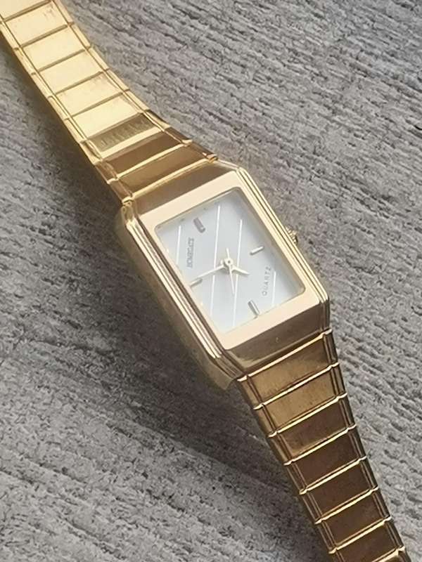 LADIES ALL GOLD HOMEGATE WATCH IN EXCELLENT WORKING CONDITION