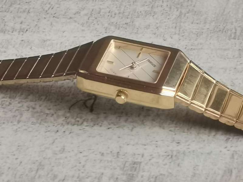 LADIES ALL GOLD HOMEGATE WATCH IN EXCELLENT WORKING CONDITION