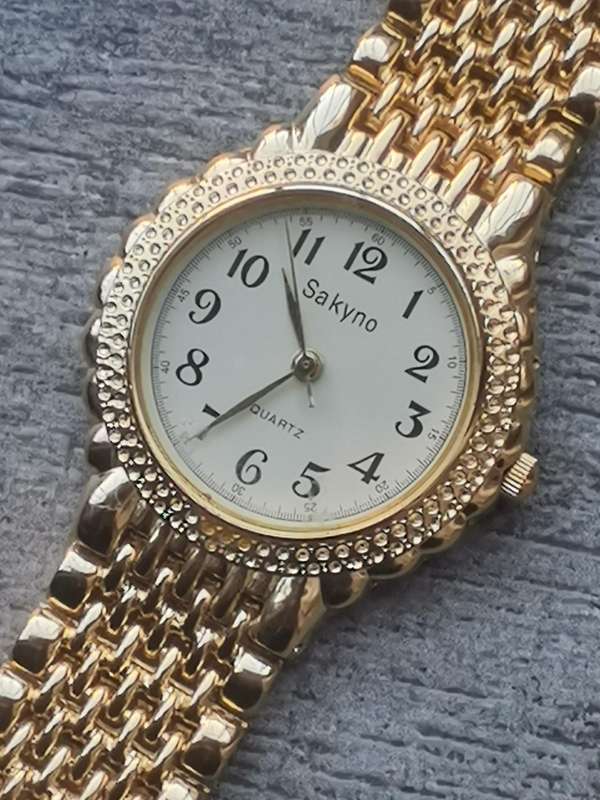 VINTAGE MENS SAKYNO ALL GOLD WATCH IN EXCELLENT WORKING CONDITION - NEW OLD STOCK
