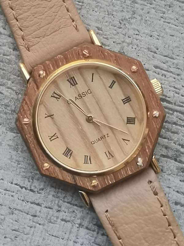 MENS CLASSIC WATCH IN EXCELLENT WORKING CONDITION
