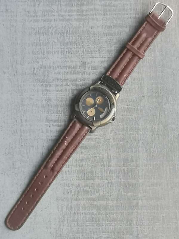 MENS TROPHY SAFARI WATCH WITH ROTATING BEZEL IN EXCELLENT WORKING CONDITION