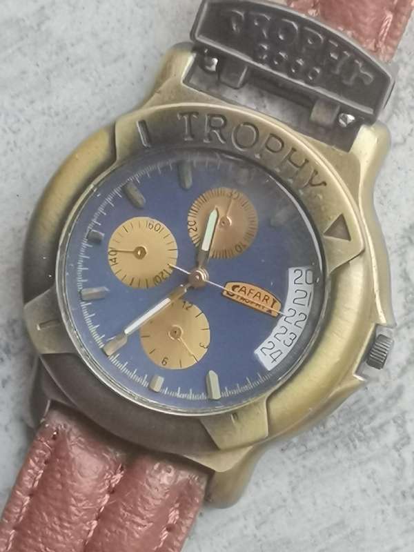 MENS TROPHY SAFARI WATCH WITH ROTATING BEZEL IN EXCELLENT WORKING CONDITION