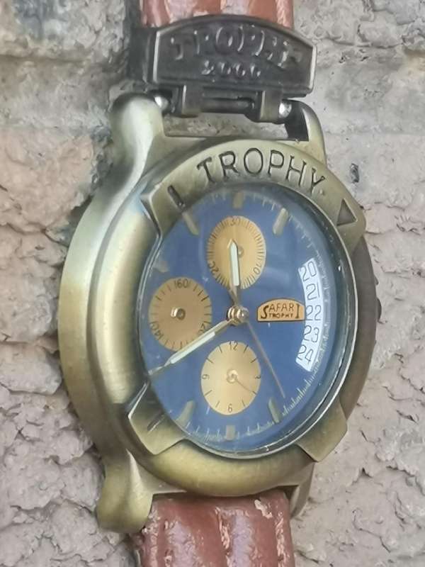 MENS TROPHY SAFARI WATCH WITH ROTATING BEZEL IN EXCELLENT WORKING CONDITION
