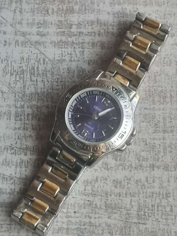 LADIES GENEVA WATCH IN EXCELLENT WORKING CONDITION