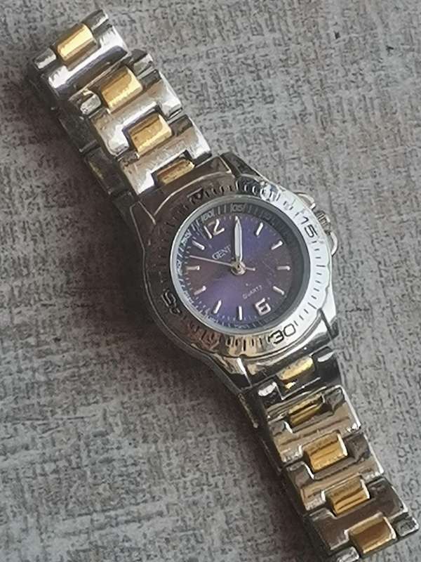 LADIES GENEVA WATCH IN EXCELLENT WORKING CONDITION