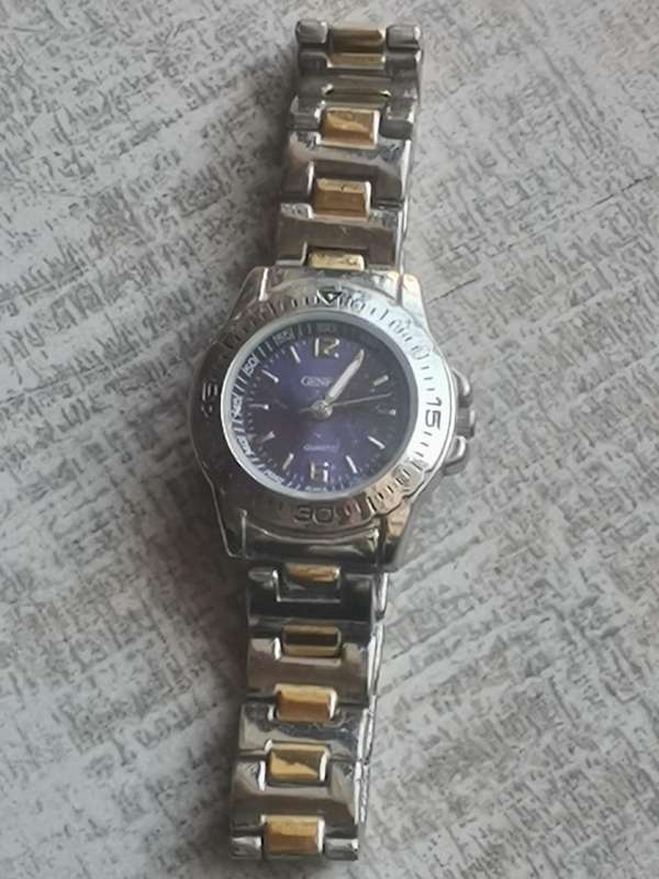 LADIES GENEVA WATCH IN EXCELLENT WORKING CONDITION