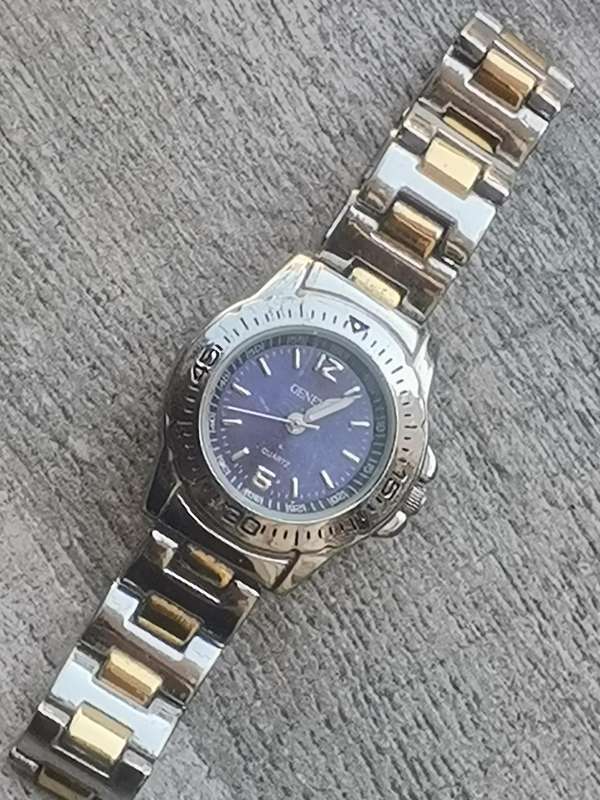 LADIES GENEVA WATCH IN EXCELLENT WORKING CONDITION