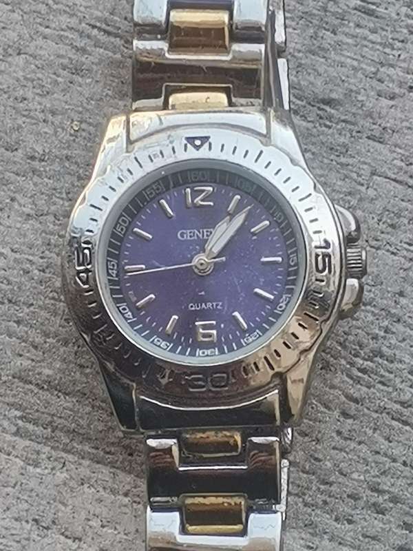 LADIES GENEVA WATCH IN EXCELLENT WORKING CONDITION