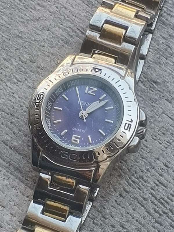 LADIES GENEVA WATCH IN EXCELLENT WORKING CONDITION