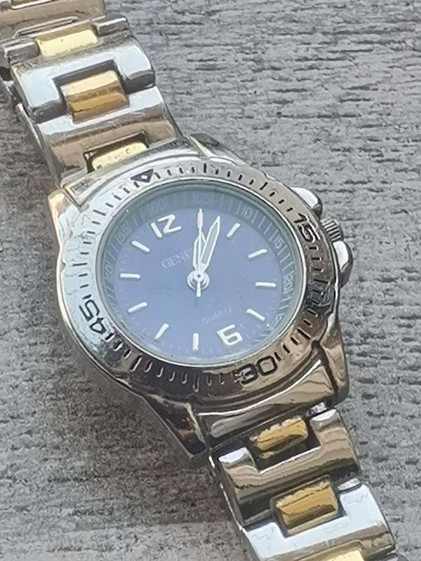 LADIES GENEVA WATCH IN EXCELLENT WORKING CONDITION