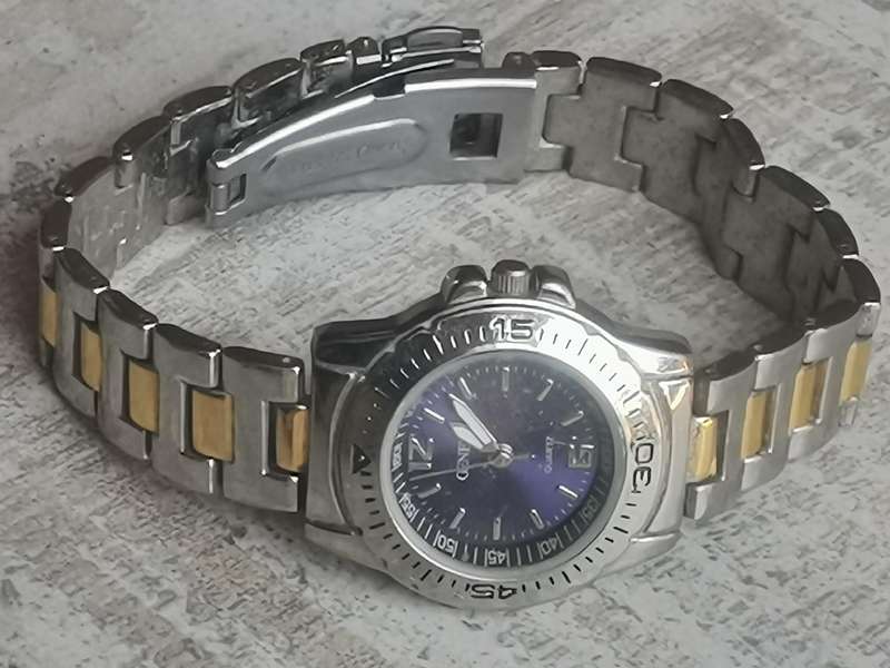 LADIES GENEVA WATCH IN EXCELLENT WORKING CONDITION