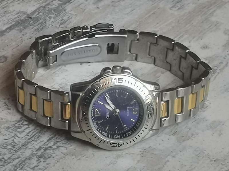 LADIES GENEVA WATCH IN EXCELLENT WORKING CONDITION