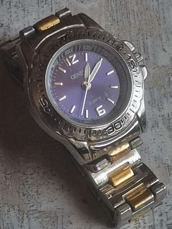 LADIES GENEVA WATCH IN EXCELLENT WORKING CONDITION