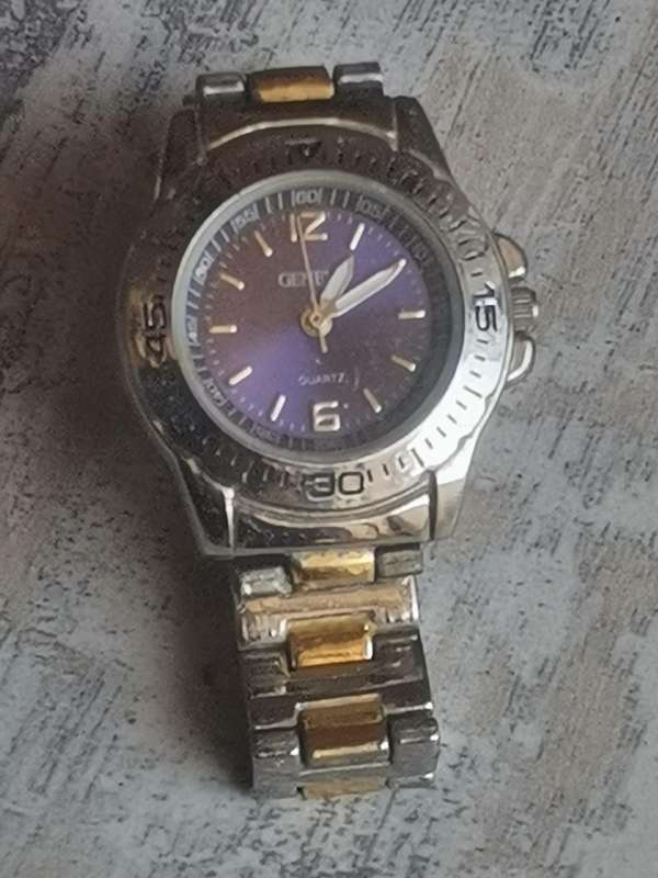 LADIES GENEVA WATCH IN EXCELLENT WORKING CONDITION