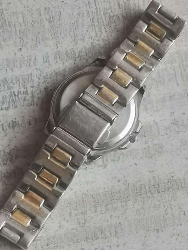 LADIES GENEVA WATCH IN EXCELLENT WORKING CONDITION