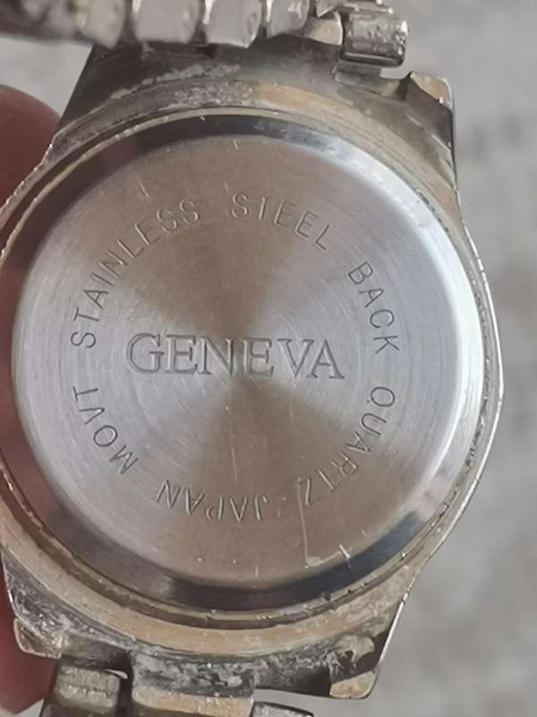 LADIES GENEVA WATCH IN EXCELLENT WORKING CONDITION