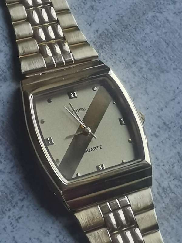 MENS VINTAGE POISE GOLD WATCH IN EXCELLENT WORKING CONDITION - NEW OLD STOCK