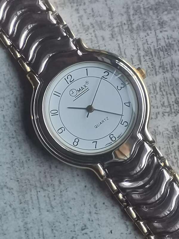 MENS VINTAGE OMAX 2 TONE WATCH IN EXCELLENT WORKING CONDITION - NEW OLD STOCK