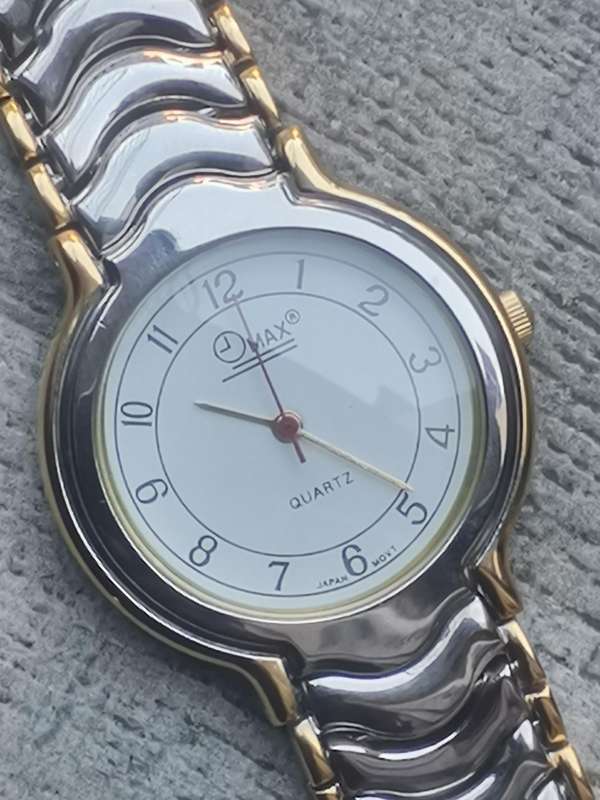 MENS VINTAGE OMAX 2 TONE WATCH IN EXCELLENT WORKING CONDITION - NEW OLD STOCK