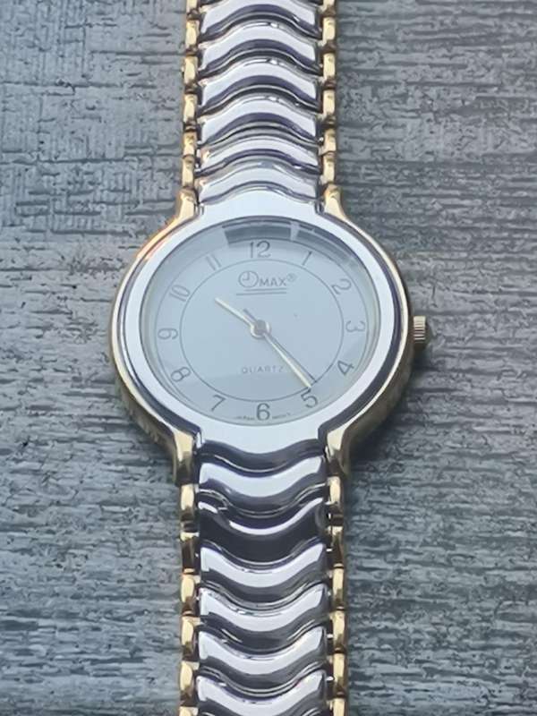 MENS VINTAGE OMAX 2 TONE WATCH IN EXCELLENT WORKING CONDITION - NEW OLD STOCK