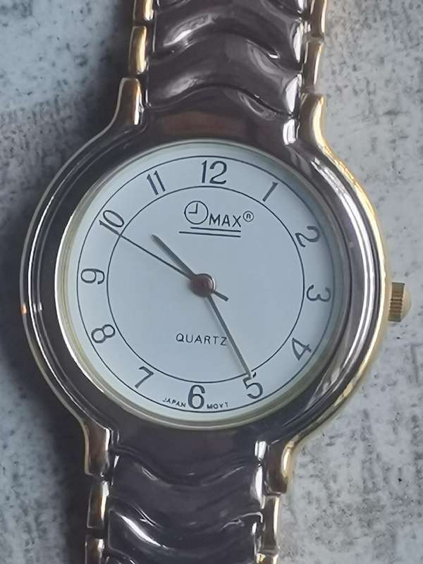 MENS VINTAGE OMAX 2 TONE WATCH IN EXCELLENT WORKING CONDITION - NEW OLD STOCK