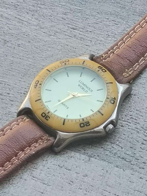 MENS QUARTZ WATCH WITH ROTATING BEZEL IN EXCELLENT WORKING CONDITION