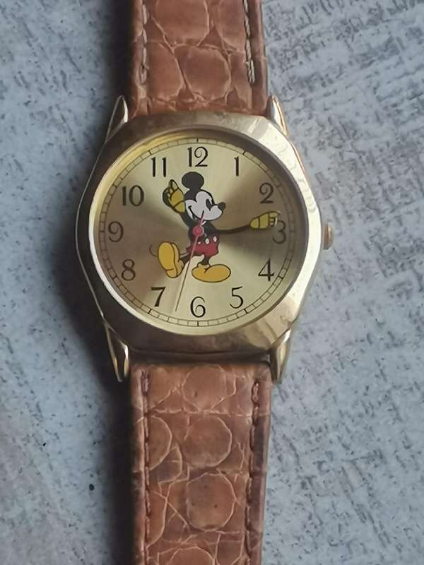 MENS/BOYS VINTAGE JUSTIN MICKEY MOUSE WATCH IN EXCELLENT WORKING CONDITION